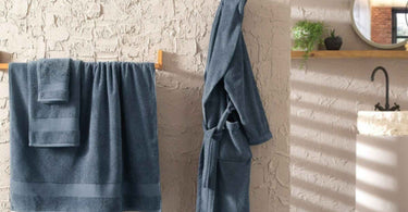 Stílusos kényelem a vízparton: trendek a fürdőruhától a köntösig