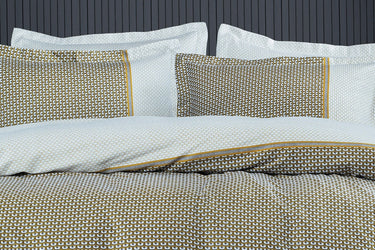 Arch Szatén Ágynemû Garnitúra Szürke ágyon közel