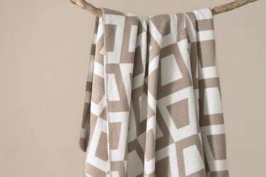 Nario Pamut Pléd ekrü fellógatva