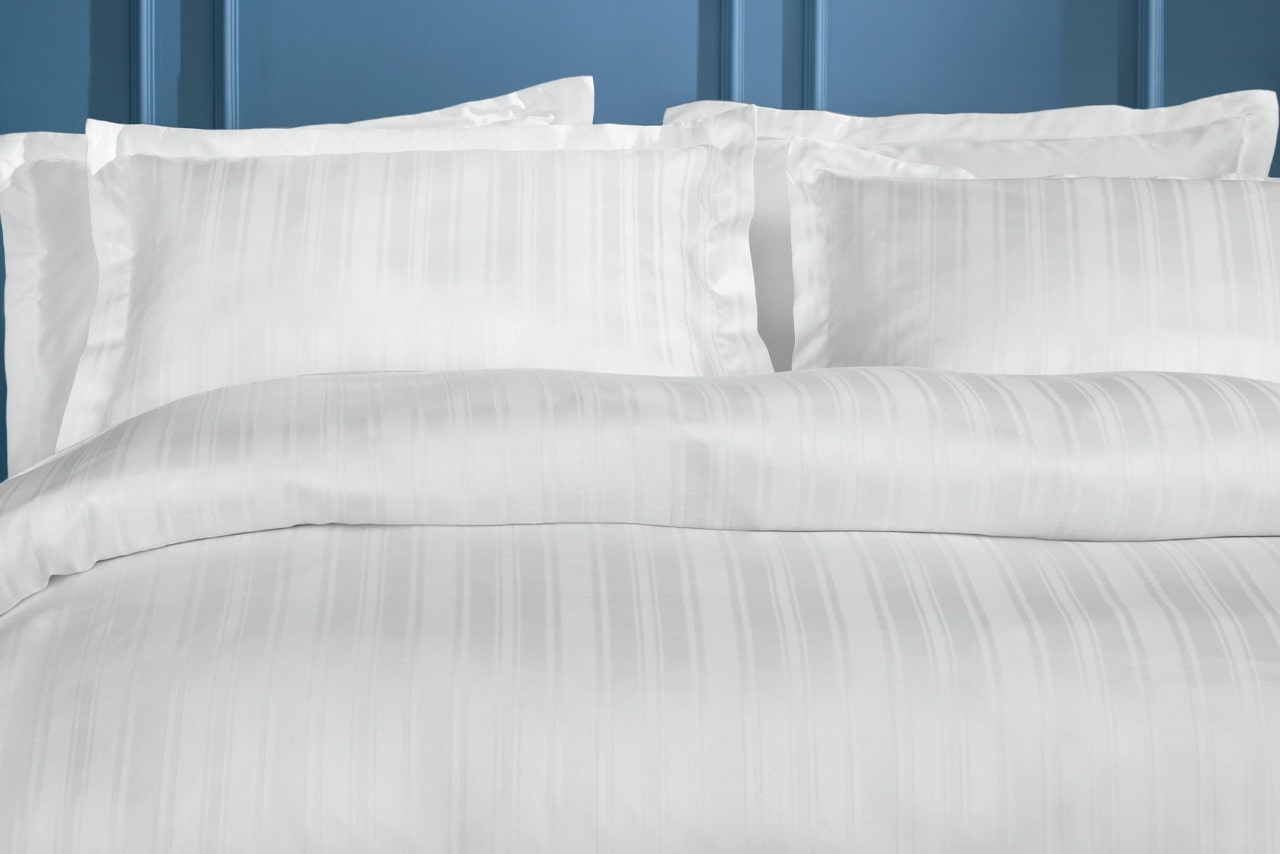 Shelly Bambusz-Szatén Ágynemû Garnitúra ágyon közel fehér
