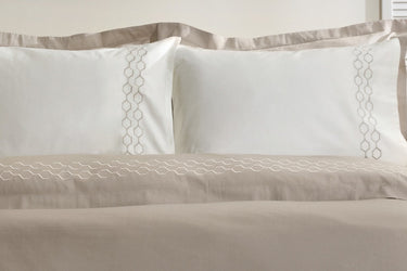 Urban Szatén Ágynemû Garnitúra ágyon közel bézs