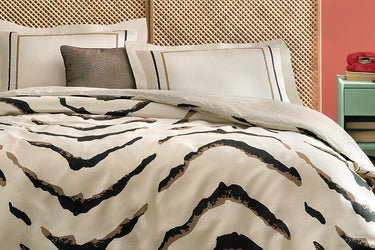 Tiger Szatén Ágynemû Garnitúra ágyon közel