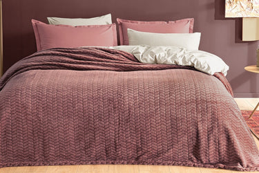 Joy Wellstoft Pléd ágyon mályva