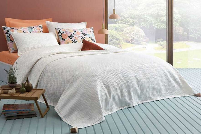 Adara ágytakaró szett ágyon