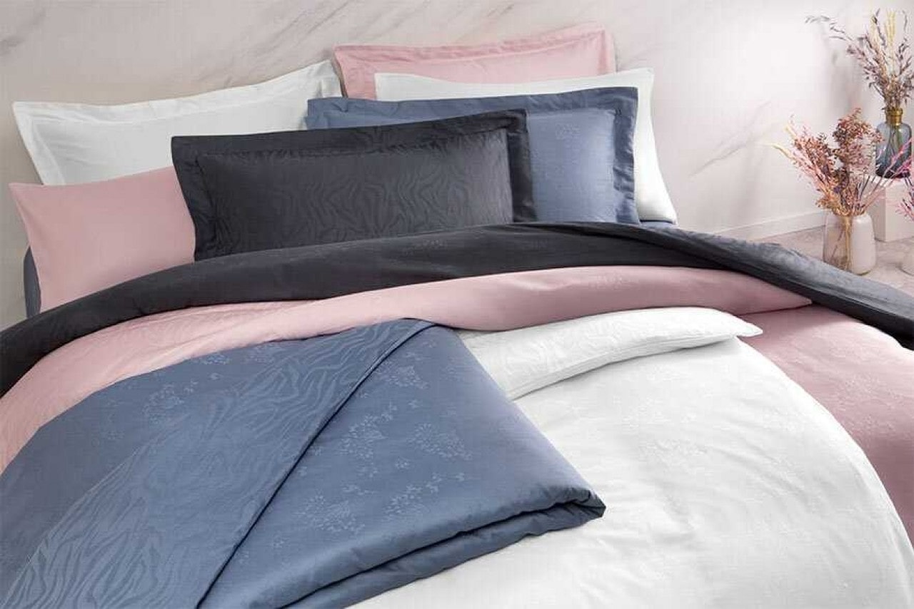 Diana szatén ágynemű garnitúra ágyon közelről